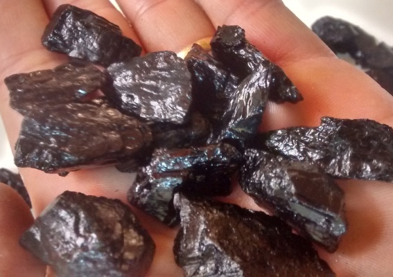 Stones from Uruguay - Black Tourmaline Gravel Being Selected to Turn in Pendants