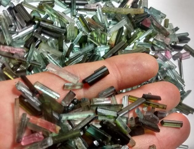 Stones from Uruguay - Thin Tourmaline Being Selected to Turn in Jewelries