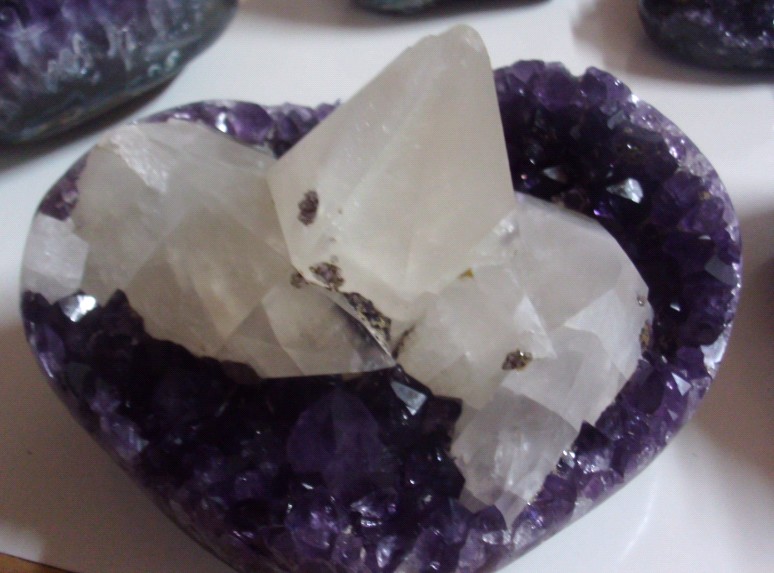 Stones from Uruguay - Amethyst Druzy Heart with Calcite ( kg)