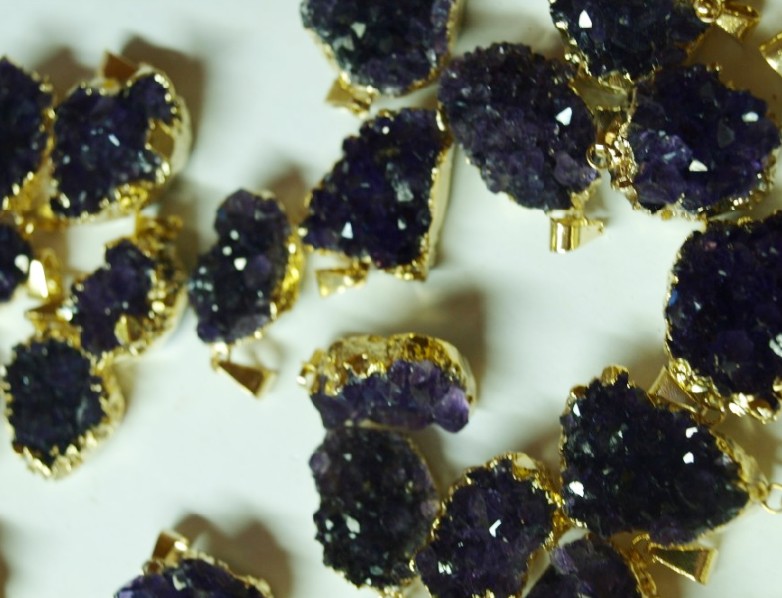 Stones from Uruguay - Mini Amthyst Druzy Pendant with Gold Plating( dark Purple)