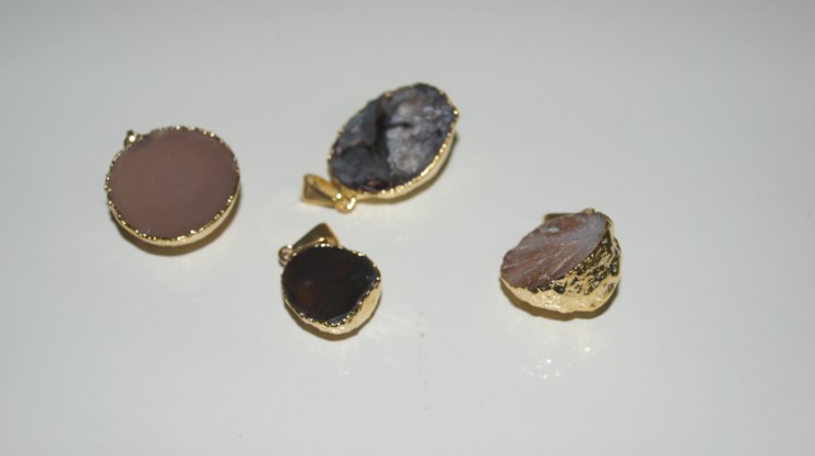 Stones from Uruguay - Half Round Mini Agate Pendant with Gold Plating