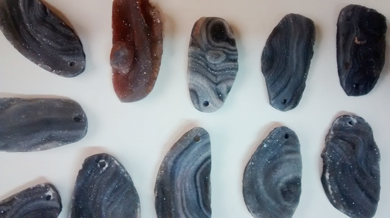 Stones from Uruguay -  AGATE SHELL WITH DRILLED HOLE(36-50MM)